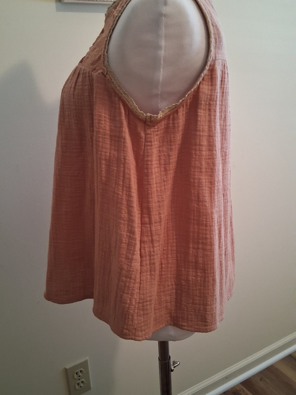 Hem & T H READ Sleeveless Lace Yoke Camisole Top in Blush Peach SMALL NWT - Picture 6 of 13